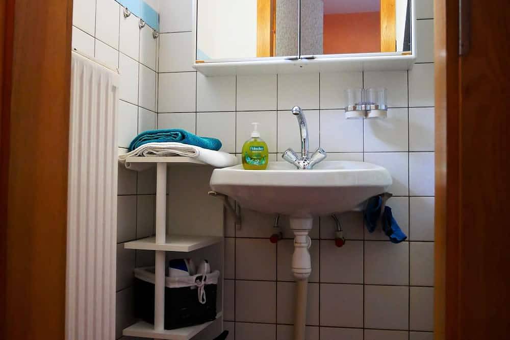 Ganze Wohnung, Ferienwohnung mit Balkon, unmittelbare Nähe Thüringer Wald (Oberhof) in Floh-Seligenthal, Rennsteig