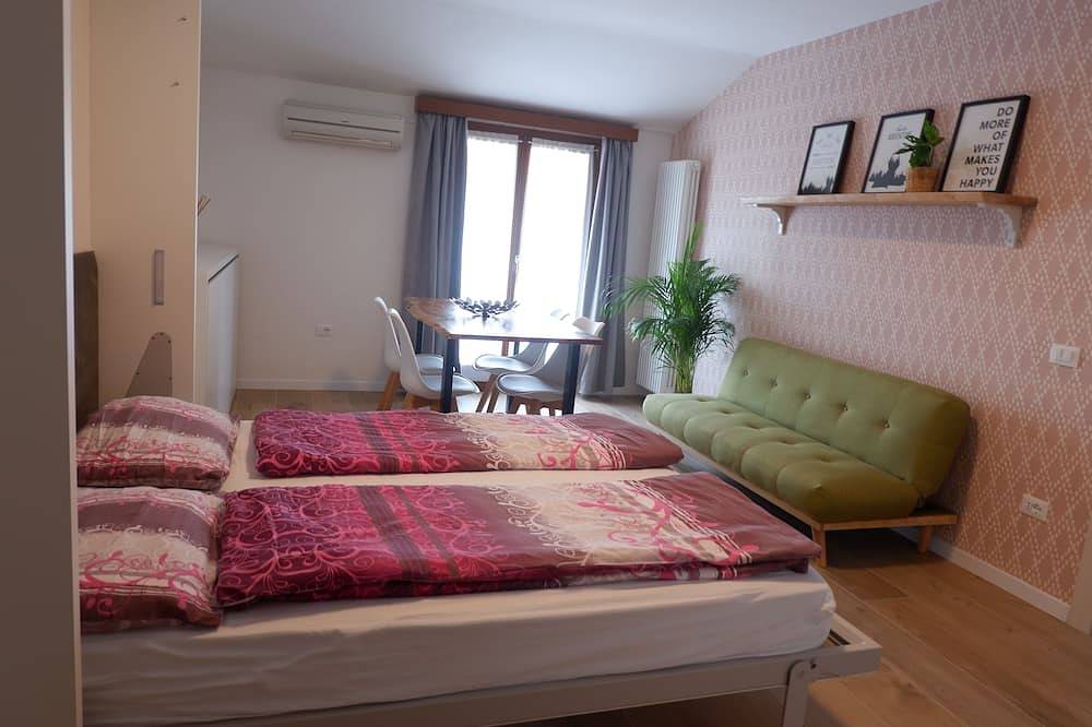 Ganze Wohnung, Beautiful apartment close to the beach and in the city centre in Torbole, Nago-Torbole