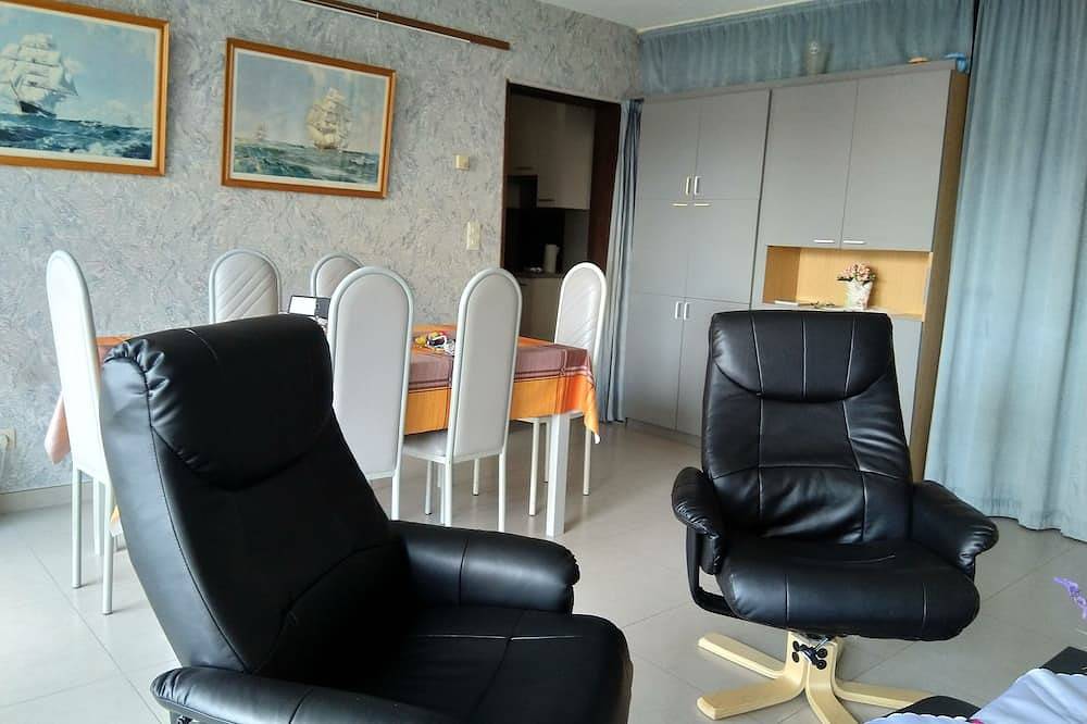 Entire apartment, Nieuwpoort-Bad: Family friendly apartment with garage. 50 m from the sea. in Nieuwpoort, Belgian Coast