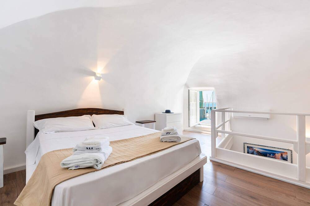 Entire apartment, La Casa di Fenia - One Bedroom Apartment, Sleeps 4 in Procida, Naples Province