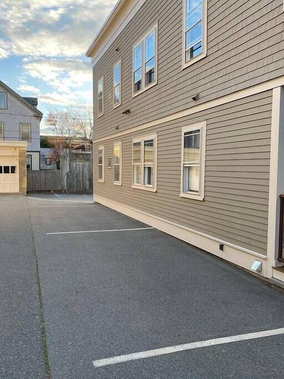 Very cool 1 Bed/ 1 Bath / (Sleeps 4) Dog friendly with parking on Historic Pelham St. in Newport, Newport County