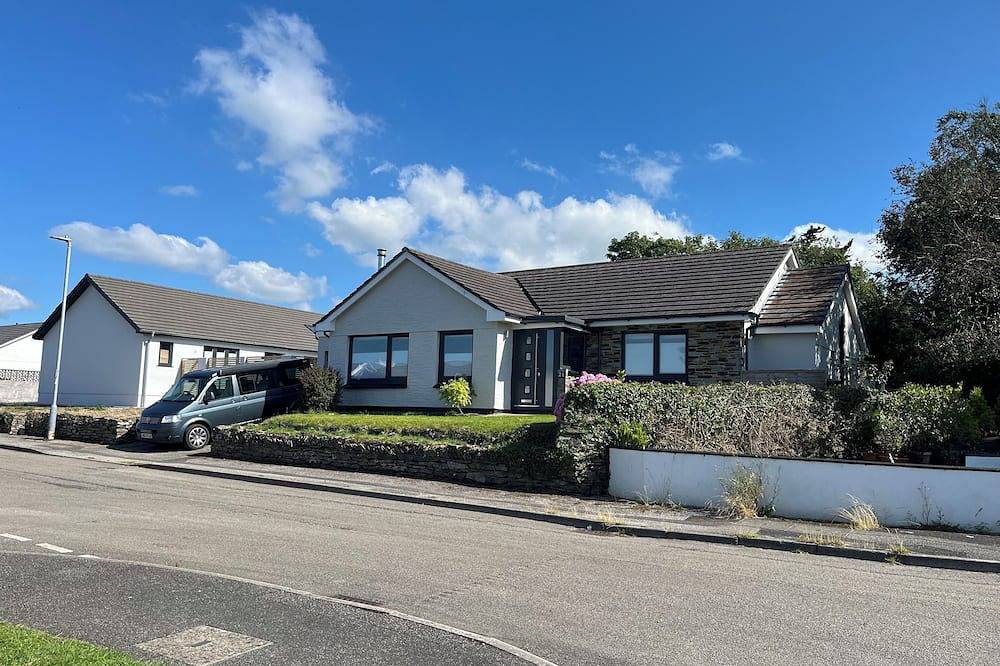 Detached 3 bed 3 bath home 7 mins walk to Padstow Harbour- Pet Friendly Parking in Padstow, Cornwall