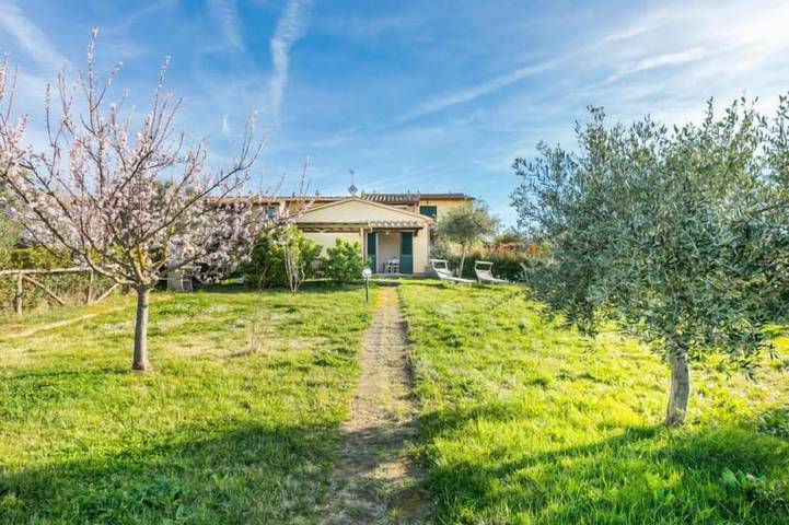 Agriturismo per 3 persone, con giardino e piscina in Santa Luce