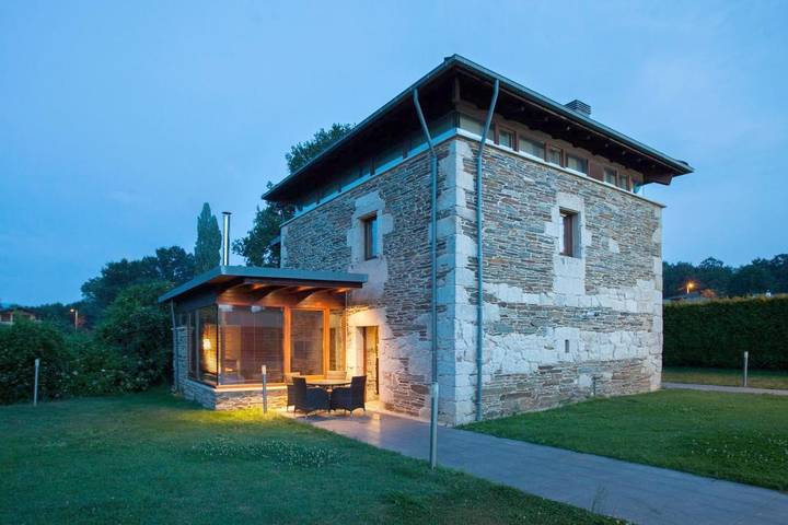 Casa rural para 10 personas, con Balcón y Terraza además de Jardín y Piscina en Sarria