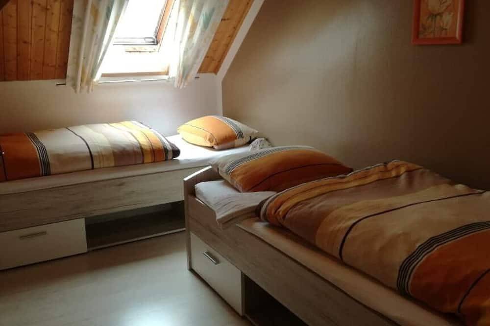 Ganze Wohnung, Gemütliche Dachwohnung (55qm) mit Wohnküche und überdachtem Balkon in Moosbach, Naturpark Nördlicher Oberpfälzer Wald