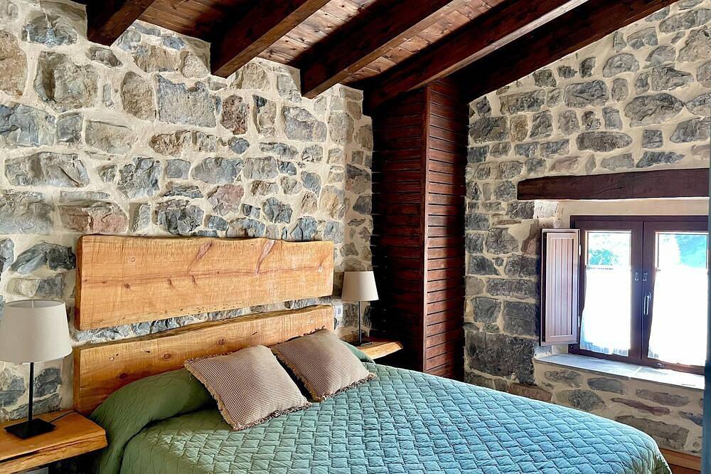 Casa Rural La Fontana de Pedroso, Descubre Cantabria y Cabarceno in Villacarriedo, Cordillera Cantábrica