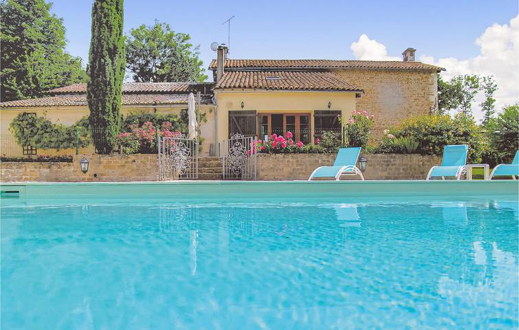 Apartamento con jardín junto a la piscina, TV y aparcamiento, a 1 km del río in Souvigné, Región de Niort
