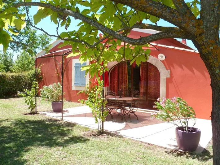 Casa de vacaciones para 2 personas, con vistas además de jardín y piscina - 1