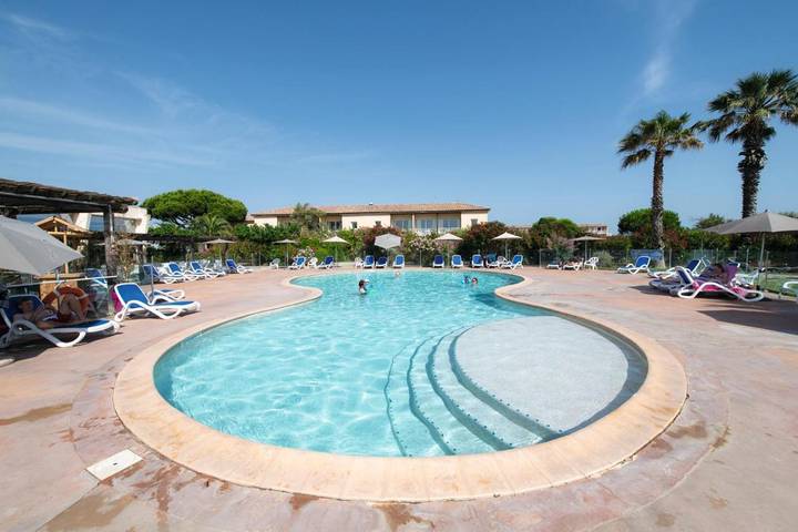 Hôtel pour 2 personnes, avec piscine ainsi que bassin pour enfant et jardin dans Plage du Boucanet - 2
