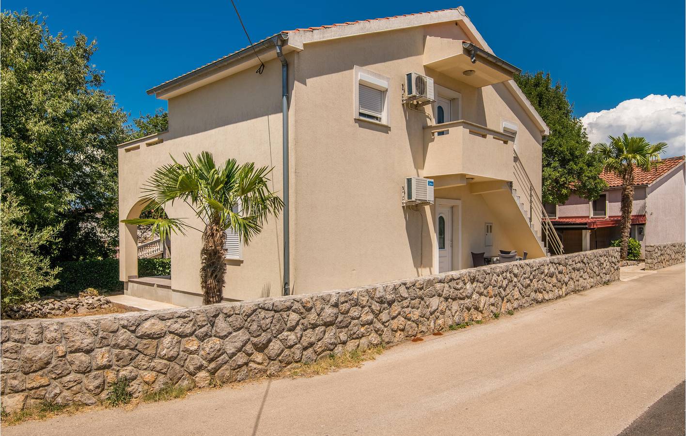 Ganze Ferienwohnung, Gemütlich, 2 km vom Strand entfernt: WLAN, Klimaanlage, Terrasse und Parkplatz inklusive! in Malinska-Dubašnica, Krk