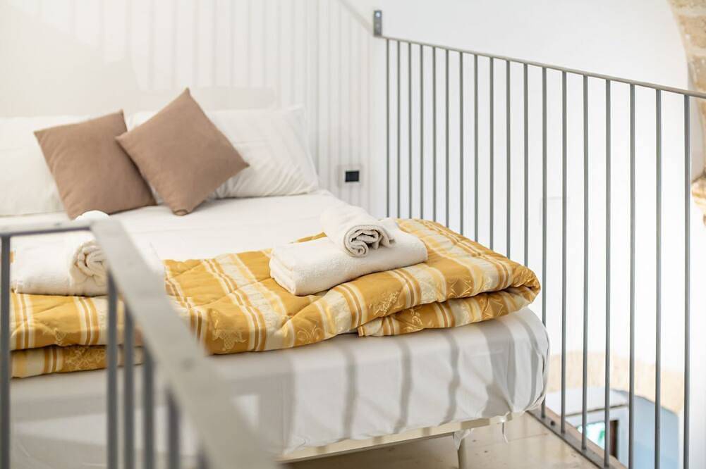 Apartamento entero, Cozy apartment on two levels that can accommodate up to 2 people, located in the center of Galatone, a lovely village in Salento a few km from the sea and close to Gallipoli and the Porto Selvaggio Natural Park. Halfway between the beaches of Santa Maria in Galatone, Golfo de Tarento