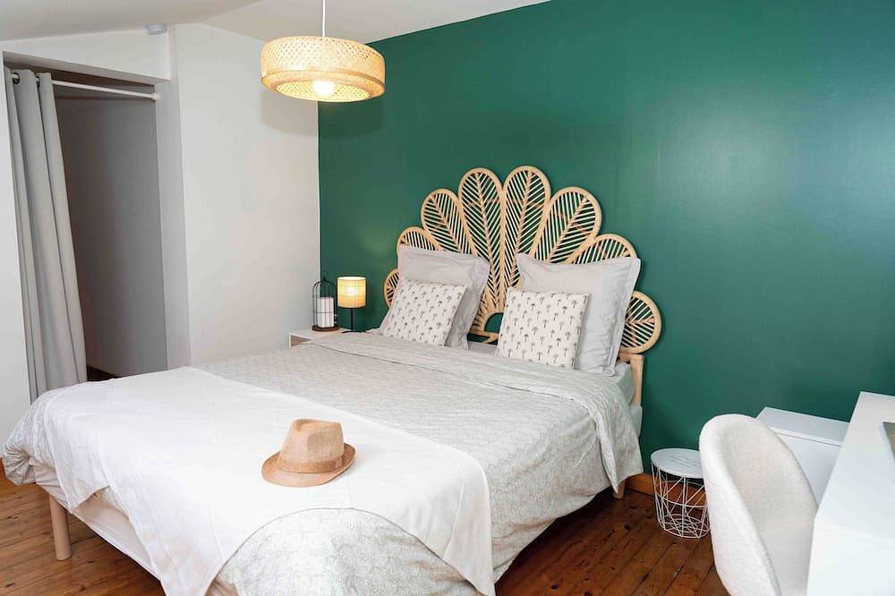 Au Pied de la Cathédrale - Écrin de Verdure Exubérante - Atypiquevendée Luçon in Luçon, Fontenay-le-Comte