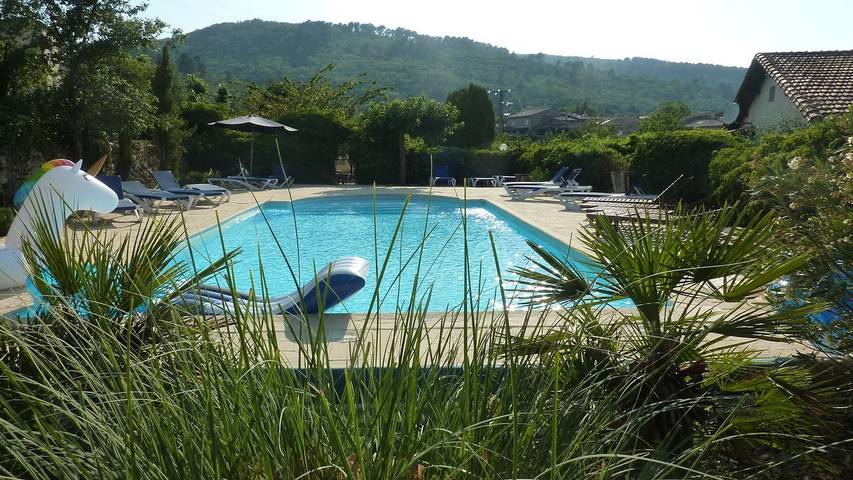 Gîte pour 6 personnes, avec piscine ainsi que terrasse et jardin, animaux acceptés à Courry