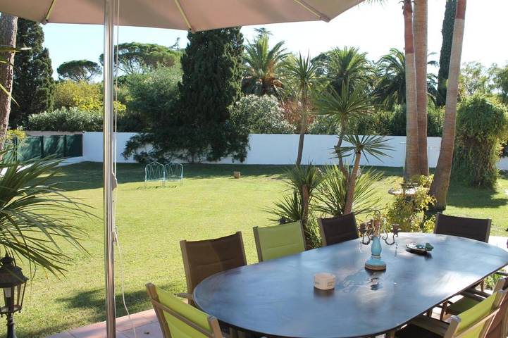 Location de vacances pour 2 personnes, avec terrasse ainsi que piscine et jardin à Gassin - 4