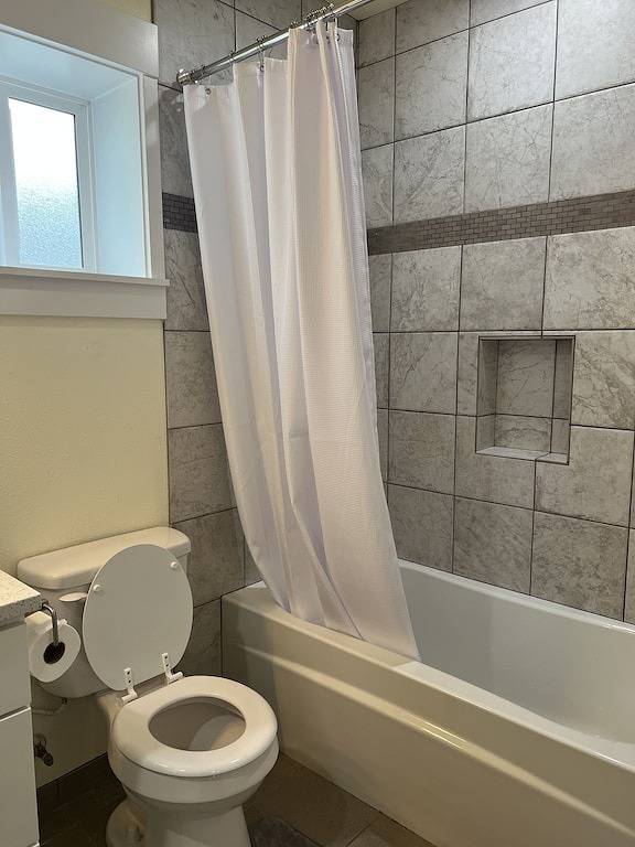 Spacious 1 bedroom apartment 
2 mins to shopping malls and restaurants in Everett, Snohomish County