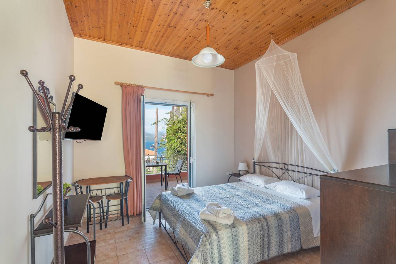 Entire studio, Studio Apartment 'Two Adults No 2' with Sea View, Wi-Fi and Air Conditioning in Nikiana, Alexandros