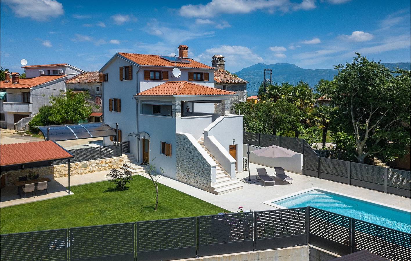 Geräumige 2-Zimmer-Wohnung mit Pool, WLAN und Parkplatz in der Nähe des Flusses Raša in Kršan, Ostküste Istrien