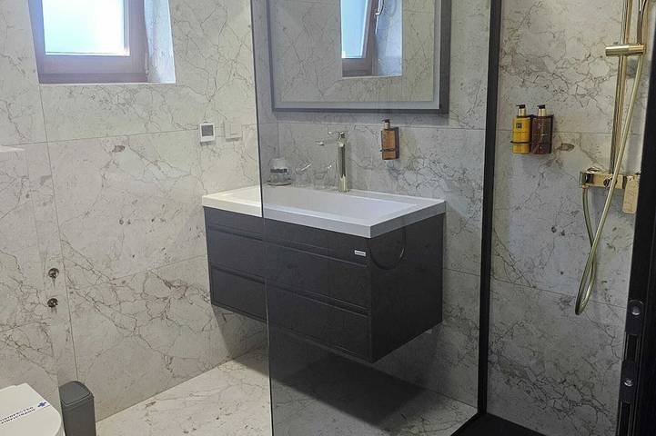 Amazing 1-bedroom hotel with Ac in enchanting Plitvička Jezera in Smoljanac, Plitvicer Seen