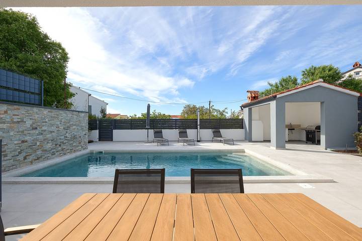 Villa per 6 persone, con giardino e piscina nonché balcone a Pula Croazia