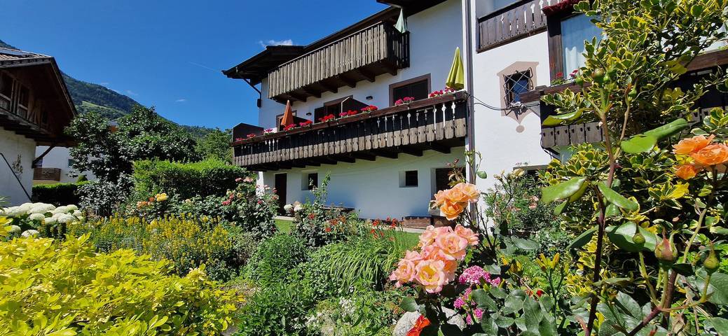 Entire studio, Studio Apartment 'Tschigat' with Mountain View, Shared Garden and Wi-Fi in Mitterplars, Algund