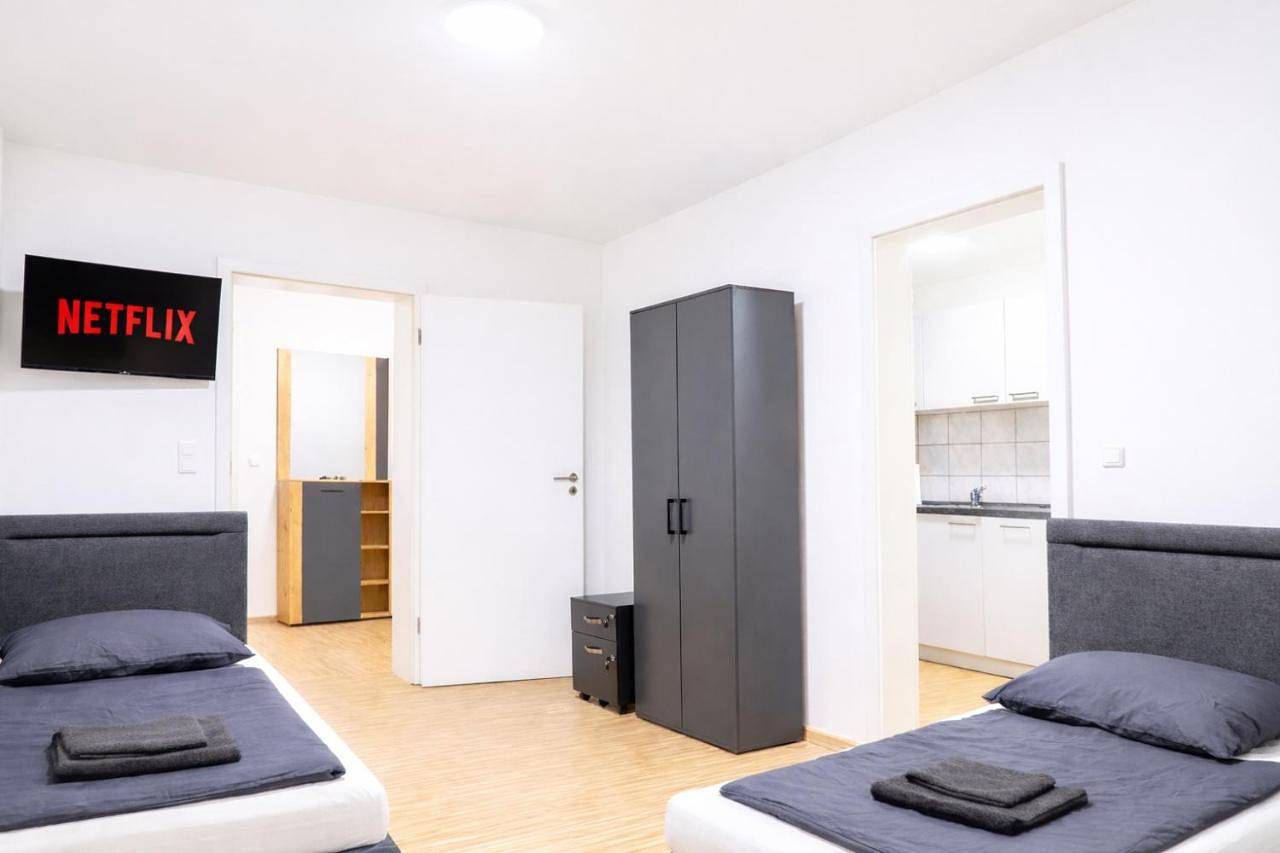 Ganze Wohnung, Leta Homes - Komfortable Fewo mit Traumbalkon mit flexiblem, Self-Check-In & eigenen Parkplätzen in Straubing, Ostbayern