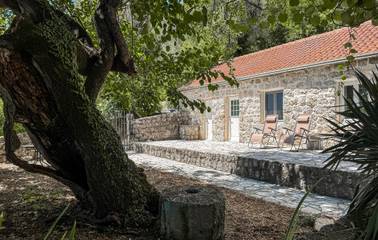 Ferienhaus für 8 Personen, mit Terrasse und Pool sowie Garten in Montenegro