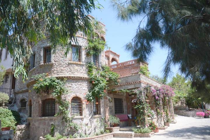 Villa for 5 people, with Balcony and Terrace as well as Garden and Pool in Lesbos