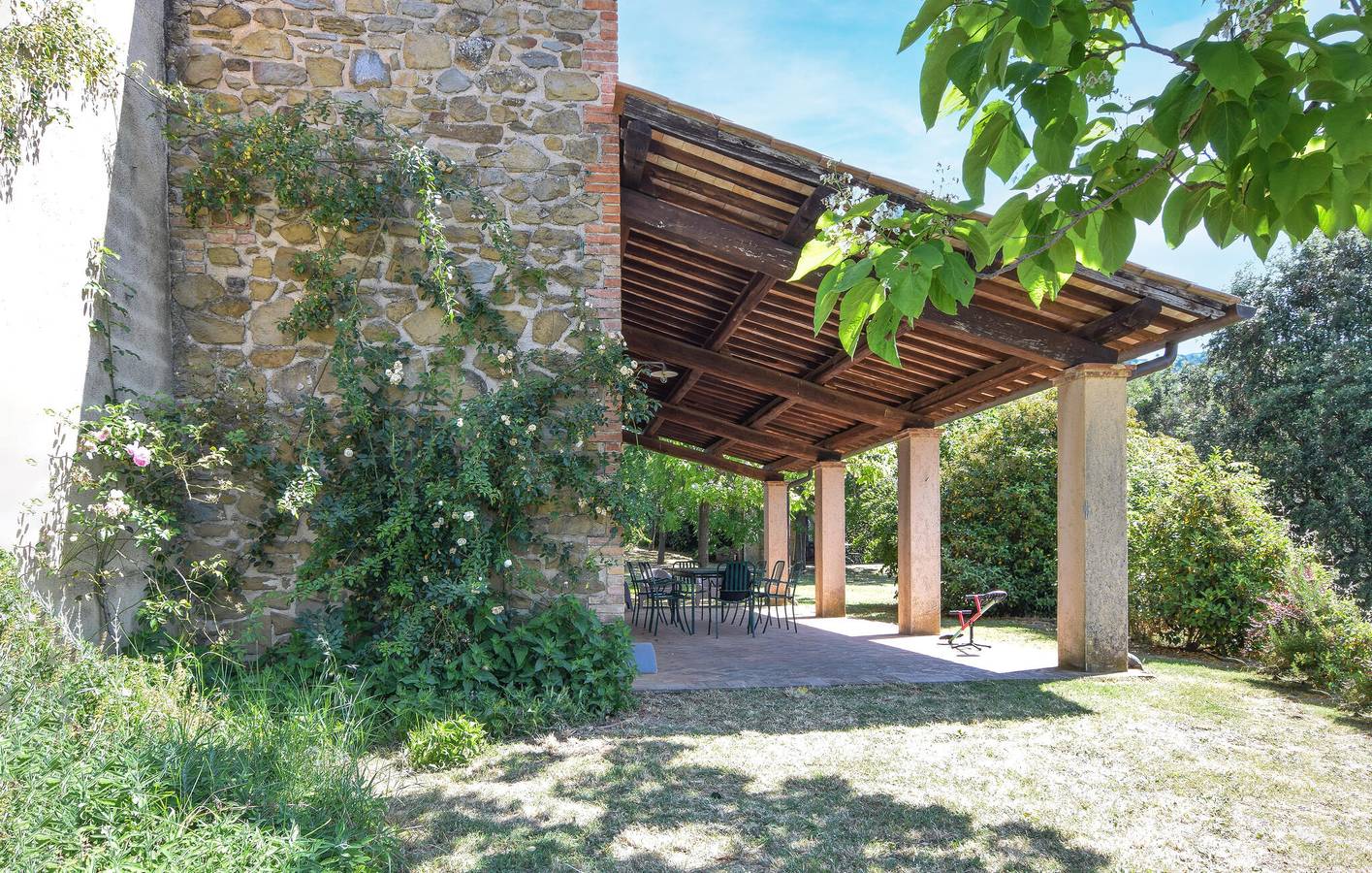 Ritiro in riva al fiume con piscina, giardino e parcheggio in San Venanzo, Perugia e dintorni