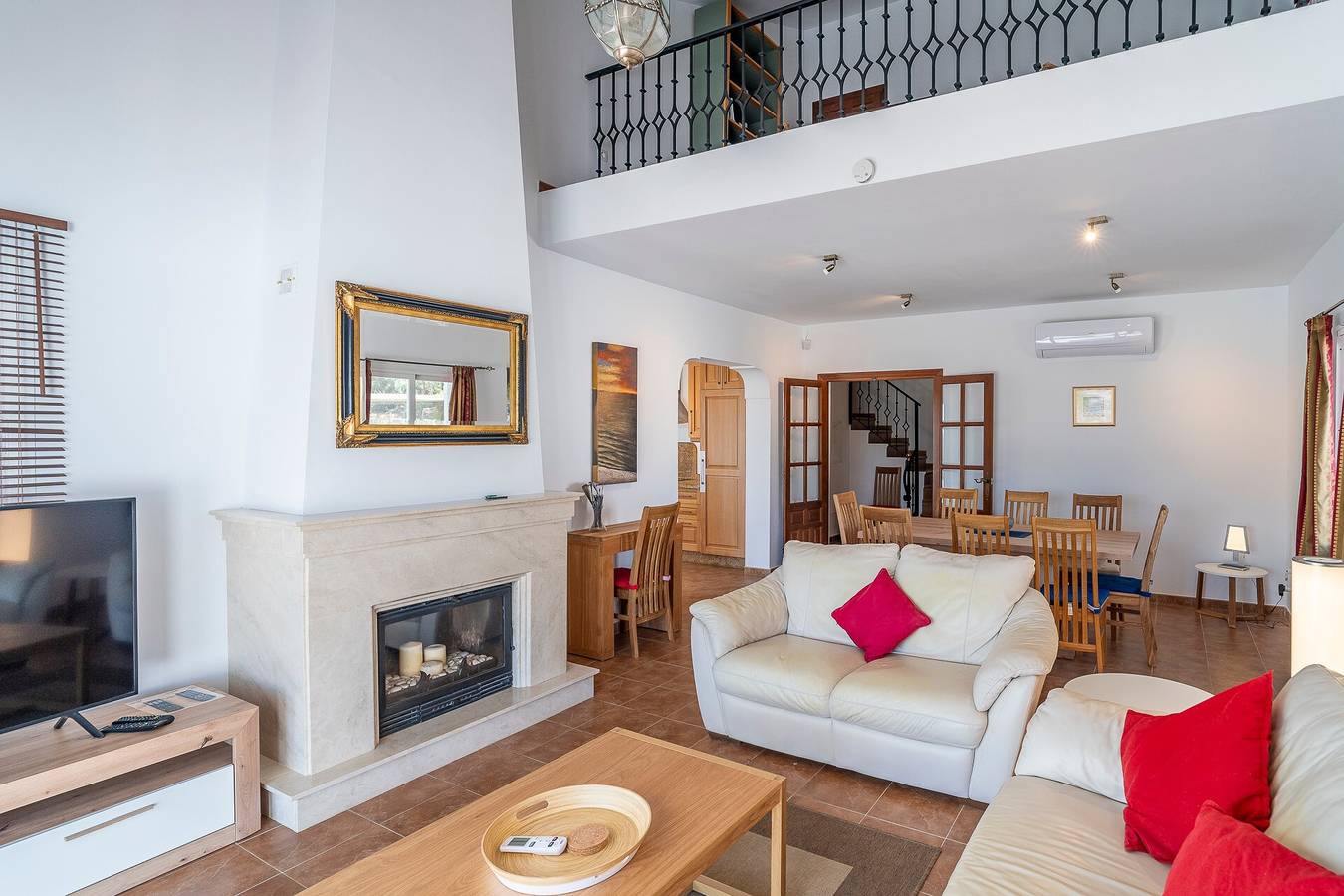 Villa Monterosa con vistas al lago y a la montaña, piscina, jardín y Wi-Fi in Viñuela, Provincia de Málaga