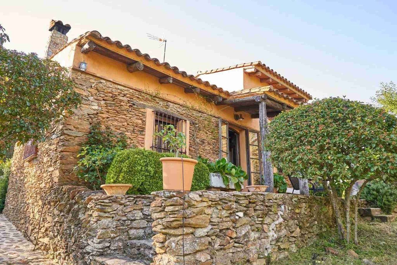 Casa di campagna 'Navalgatos' con vista sulle montagne, piscina privata e terrazza privata in Fuenteheridos, Sierra de Aracena y Picos de Aroche