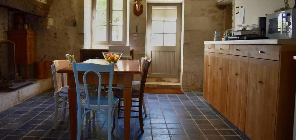 Location de vacances pour 14 personnes, avec piscine ainsi que vue et jardin, adapté aux familles à Montboyer - 4