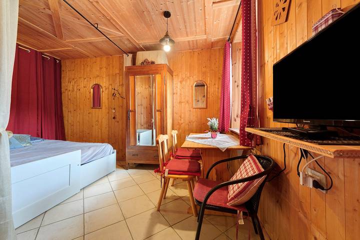 Hel studio-lejlighed, Studio 'Il Nido di Quincod' with Mountain View in Challand-Saint-Anselme, Wallisian Alps