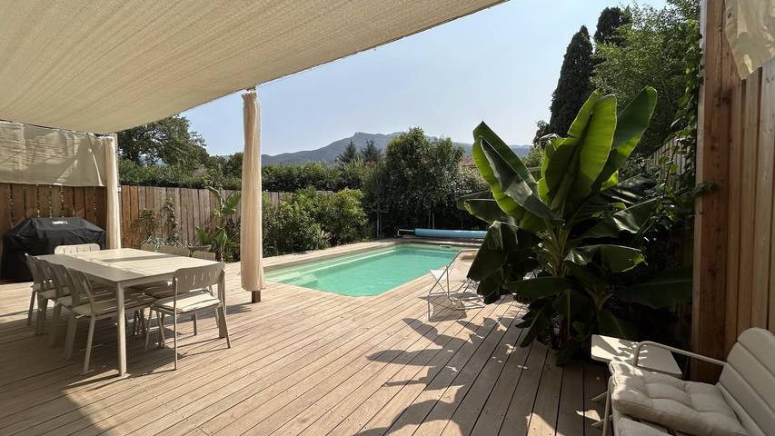 Gîte pour 8 personnes, avec terrasse ainsi que jardin et piscine