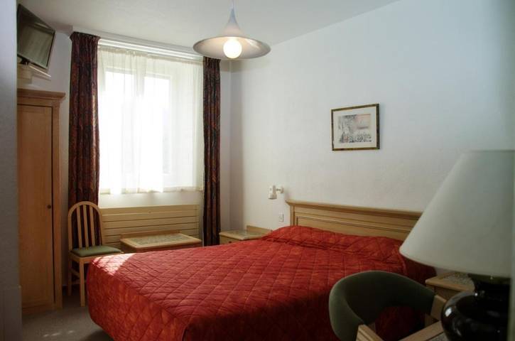 Hôtel pour 2 personnes, avec Jardin ainsi que Piscine et Vue à Massiac - 4