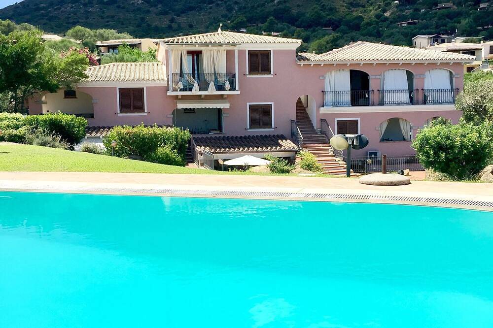 Ganze Wohnung, Gartenhaus mit Panoramablick auf das Meer, Pool, 5 Minuten vom Strand entfernt in Lu Fraili di Sopra, San Teodoro
