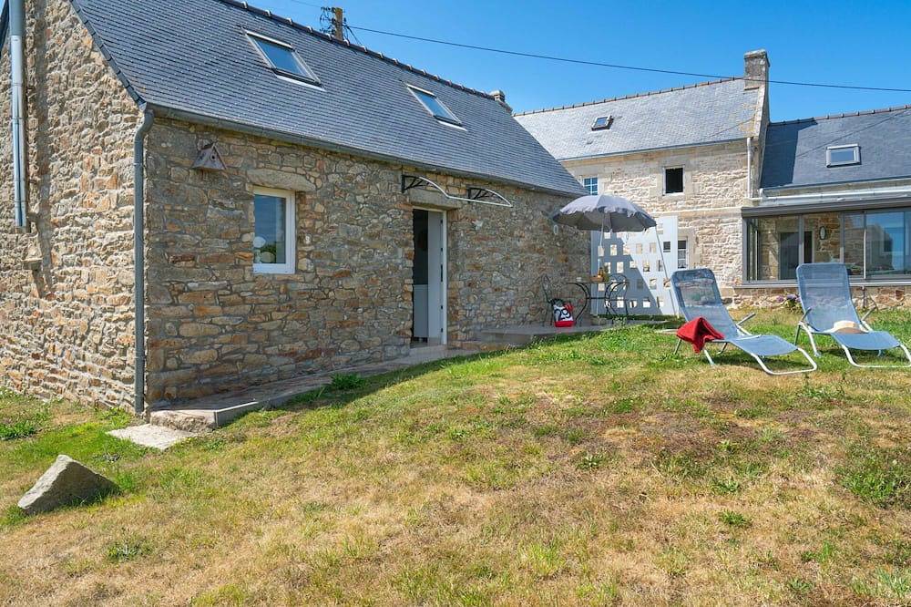 Wunderbares alleinstehendes Ferienhaus mit Tv, Terrasse, Haustiere erlaubt und Parkplatz in Pointe du Raz, Plogoff
