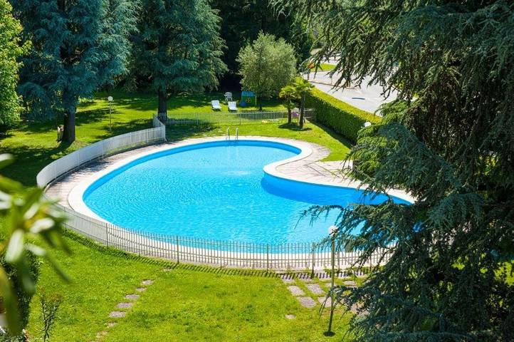 Ferienwohnung für 7 Personen, mit Ausblick und Pool sowie Garten und Seeblick