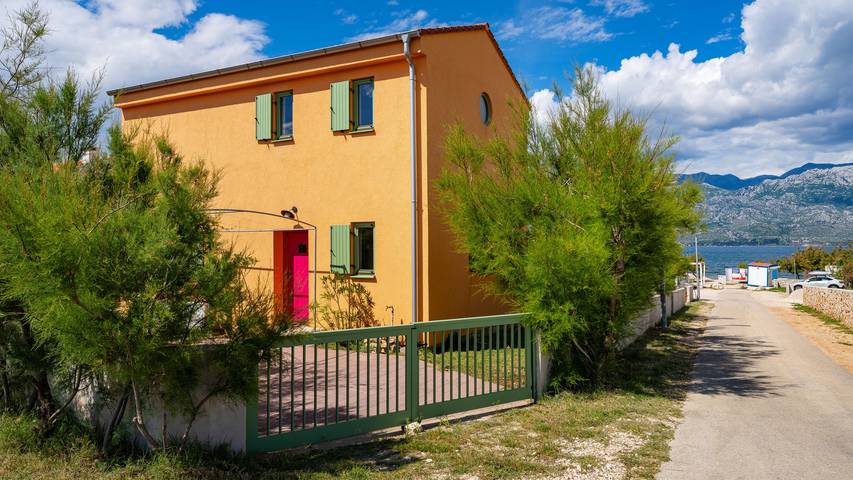 Villa für 4 Personen, mit Whirlpool und Terrasse sowie Garten in Razanac