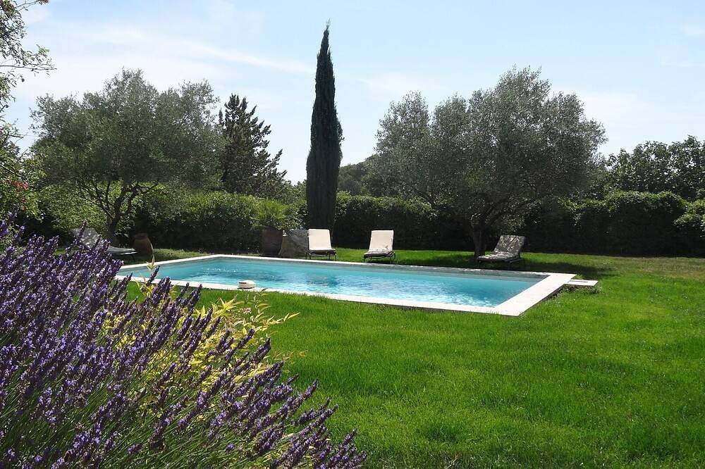 Belle villa, 10 mns à pied centre Uzès, piscine privée, jardin paysagé, calme in Uzès, Région de Nîmes