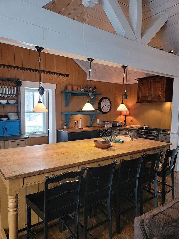 Vacation rental for 16 people, with hot tub and yard as well as sauna in Greenbrier River