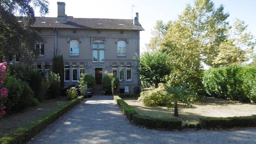 Location de vacances pour 8 personnes, avec Terrasse ainsi que Jardin et Vue à Bellegarde (Tarn)