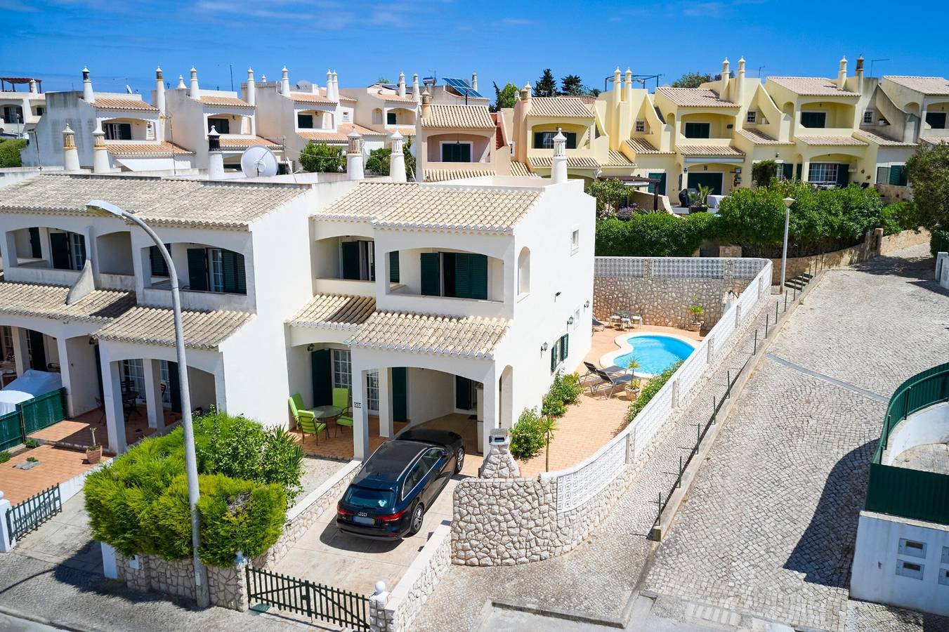 Sonnenuntergangs-Villa: Ruhige Strandlage mit Pool im Algarve in Ferragudo, Faro Distrikt