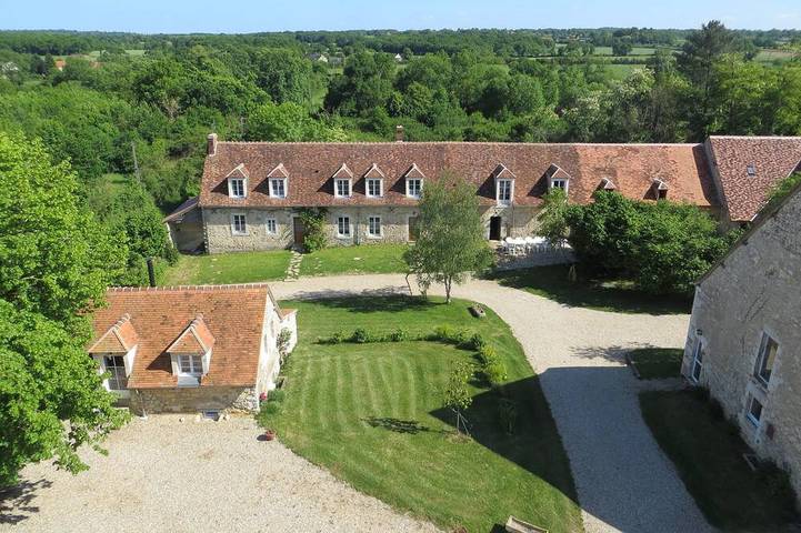 Gîte pour 31 personnes, avec Terrasse et Jardin à Bouesse