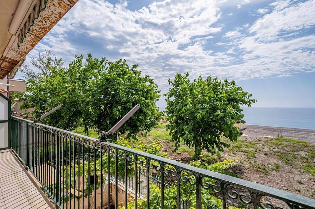 Apartamento entero, Sicily Beachside Apartment - 1 Minute to the Shore in Fondachello, Provincia de Catania