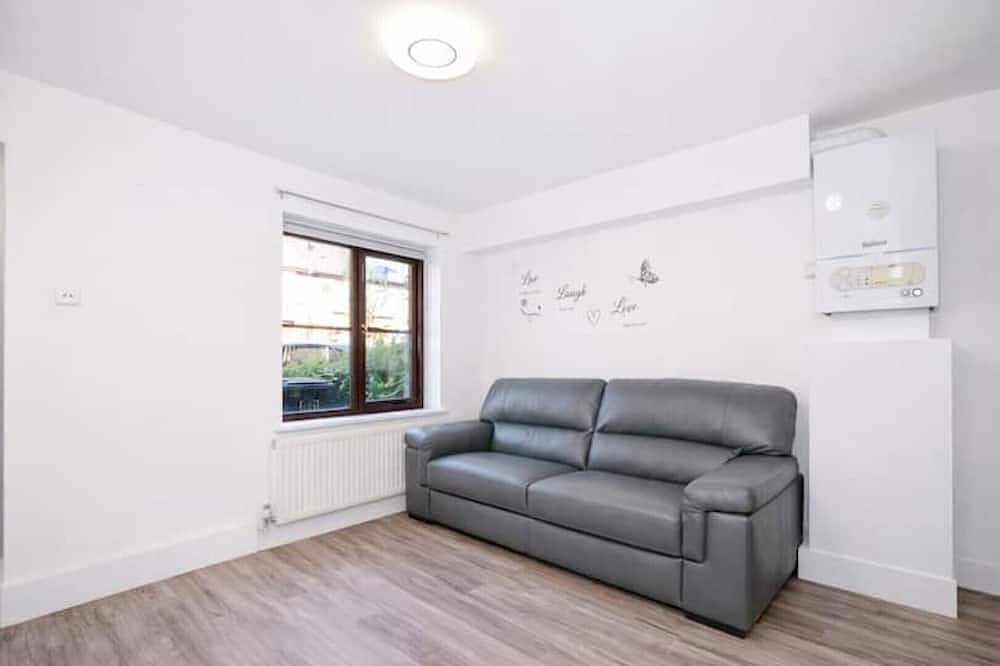 Entire apartment, Elegant Flat | 2-Min Walk to Watford Junction in Watford, Hertfordshire