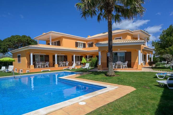 Apartahotel para 4 personas, con piscina además de vistas y jardín en Algarve