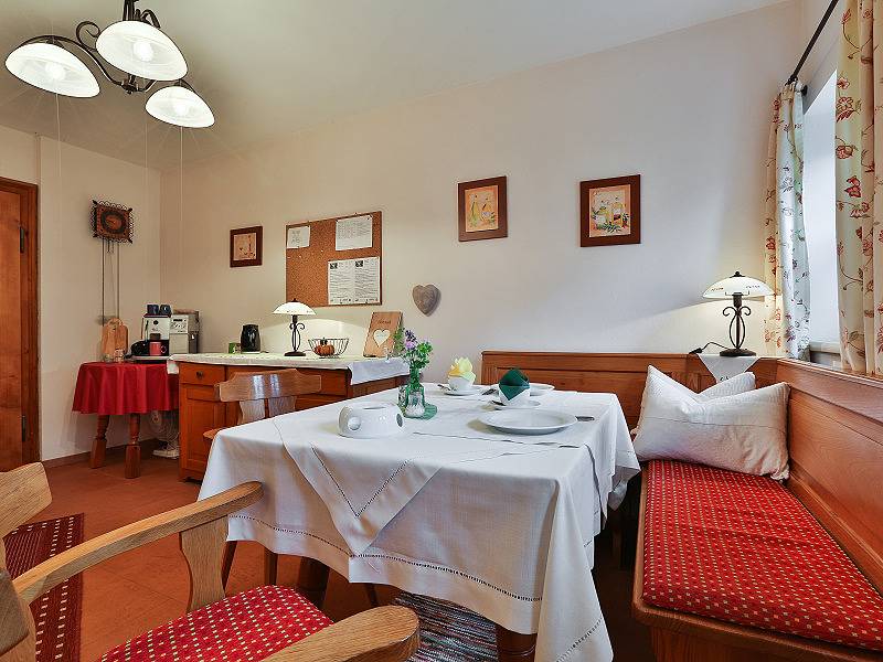 Haus Lindenbichl - Gelbes Zimmer - Doppelzimmer mit Dusche/Wc/Balkon, 22 qm, Tv, Radio, Haarfön in Hintersee, Ramsau bei Berchtesgaden