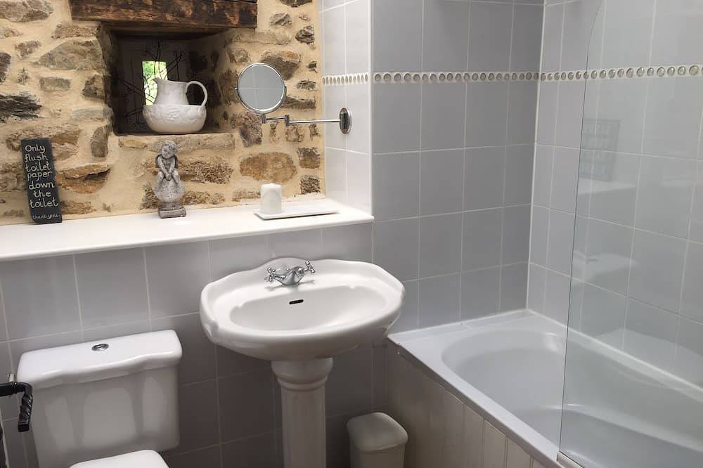 Gite attached to 15th Century Manor with heated pool and fishing lake in Plumaudan, Région de Dinan