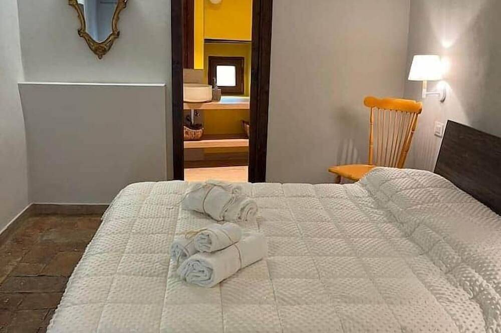 Hel leilighet, A Yellow Primrose in the hamlet in Montecchio, Provinsen Terni