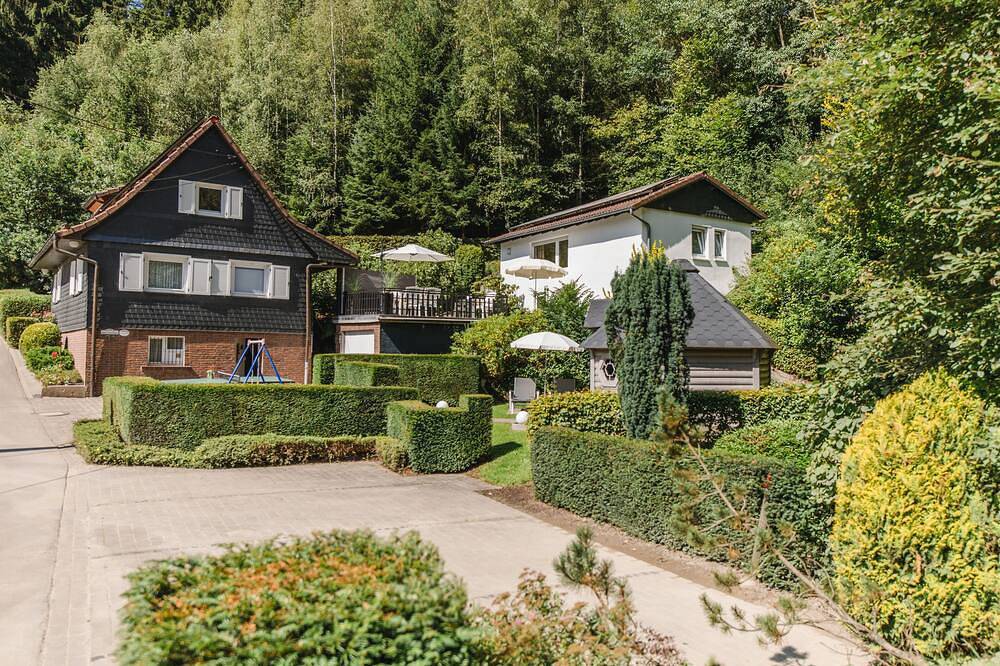 Freistehendes Landhaus direkt am Waldrand in Südhanglage mit Aussensaunacota in Eslohe, Hochsauerlandkreis